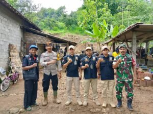 Polisi Bersama TNI dan Pesilat Gelar Kerja Bakti di Ds. Surat Kec Mojo