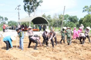 Gelorakan Swasembada Pangan Wakapolres Pamekasan Pimpin Penanaman Jagung di Pagantenan