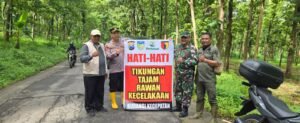Kapolsek Kandangan Bersama Forkopimcam Pasang Baner Himbauan