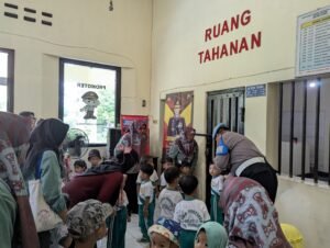 Perkenalkan Tugas Dan Profesi Polisi Sejak Usia Dini,Polsek Kadat Di Serbu Puluhan Anak Tapos