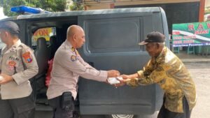 Sihumas Polres Nganjuk Berbagi Nasi Bungkus untuk Warga di Terminal dan Stasiun