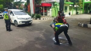 Polres Kediri Kota Perkuat Keselamatan Lalu Lintas: Edukasi Supir Truk dan Survei Jalan Rusak