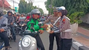 Satlantas Polres Kediri Kota Gelar Jumat Berkah dengan Semangat Peduli