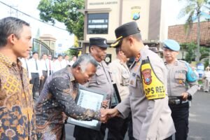 Kapolres Kediri Kota Beri Penghargaan Kepada Personel Berprestasi dan Masyarakat Yang Membantu Tugas Polri