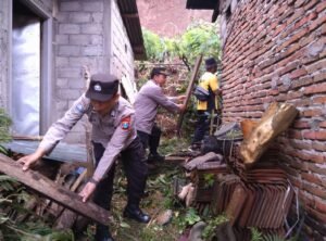 Bersihkan Material Longsor, Polisi Kediri Kerja Bakti Bersama Warga Mlancu