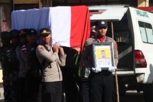 Gugur dalam Tugas, Jenazah Bripka Anumerta Ronald M. Enok Diterbangkan ke Jayapura dan Dimakamkan di Sentani