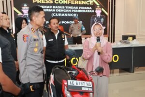 Pelaku Curanmor Ditangkap, Kapolres Ponorogo Kembalikan Motor Milik Korban