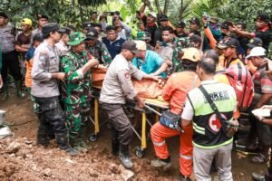 Polres Jombang  Bersama TNI, Bantu Pencarian Korban Tanah Longsor