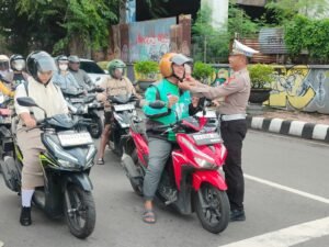 Polres Kediri Kota Sosialisasi Tertib Berlalu Lintas Pada Pengguna Jalan Jadikan Keselamatan Sebagai Kebutuhan