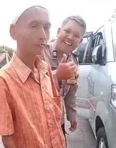 Bhabinkamtibmas Polsek Gondang Bantu Evakuasi ODGJ yang Meresahkan Warga Desa Senjayan