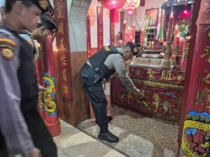 Polisi Lakukan Sterilisasi Klenteng Tjoe Hwie Kiong Kota Kediri, Jamin Keamanan Perayaan Imlek 2576 Kongzili
