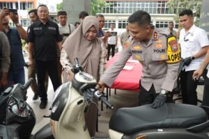 Senyum Seorang Ibu Rumah Tangga di Gresik Saat Polisi Temukan Motor dan Kembalikan Kurang dari 24 Jam