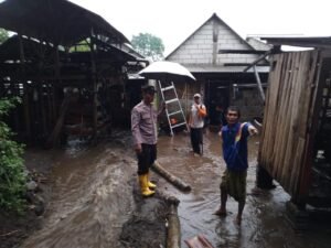 Banjir Terjang Plosoklaten, Polisi Respon Cepat Datangi Lokasi Hingga Pasang Police Line