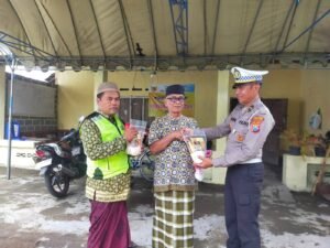 Jumat Berkah: Polisi Bagikan Santunan dan Himbauan Keselamatan di Masjid Al Muttaqin