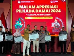 Malam Apresiasi Pilkada Damai 2024, KPU Kabupaten Kediri Berikan Penghargaan Kepada Polres Kediri Kota