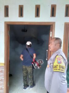 Antisipasi DBD, Polsek Ringinrejo Monitoring Fogging di Desa Deyeng
