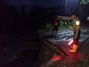 Polres Kediri Gercep Tangani Banjir, Pasang Police Line di Jembatan Putus Untuk Keselamatan Warga