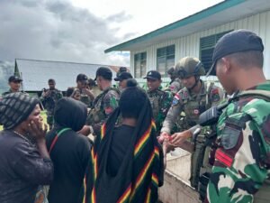 TNI-Polri Gelar Bakti Sosial Kepada Warga Kiwirok