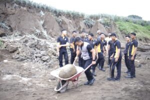 Paska Banjir, Polisi-TNI Bersama Warga Bahu Membahu Bangun Bronjong Di Trisula