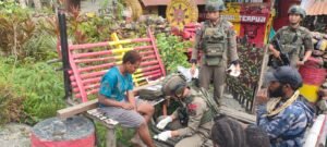 Tim Medis Satgas Ops Damai Cartenz Berikan Pelayanan Kesehatan bagi Warga Puncak Jaya