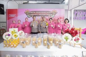 Kapolda Jatim  Kunjungi UMKM Bhayangkari Cabang Kediri Kota, Cicipi Minuman Tradisional