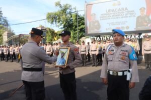Kapolres Kediri Kota Pimpin Upacara PTDH In Absentia Satu Personel