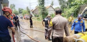 Sinergi, Polisi Bersama TNI dan Warga Bersihkan Sisa Material Banjir di Probolinggo