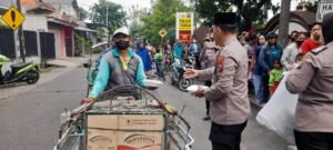Jumat Berkah, Polisi Berbagi Nasi Kotak untuk Warga di Sidoarjo