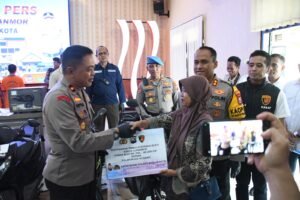 Polres Madiun Kota Temukan dan Serahkan Motor yang Hilang, Korban Curanmor Tersenyum Riang