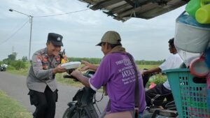 Wujud Kepedulian, Polisi Kediri Bagikan Nasi Kotak Gratis Kepada Masyarakat
