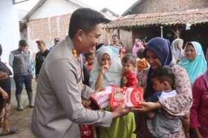 Kapolres Probolinggo bersama Bupati Terpilih Beri Bantuan Sembako untuk Warga Terdampak Banjir Bandang