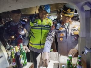 Razia Cipta Kondisi, Polres Kediri Kota Amankan Puluhan Botol Miras dan Bukti Terkait Pelanggaran Lalulintas