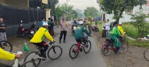 Polsek Pare Kawal Gowes Sarungan MWC NU dalam Rangka Harlah NU ke-102