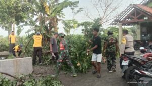 Sinergitas TNI-Polri di Kediri, Gelar Bakti Sosial Bantu Warga Terdampak Bencana Alam
