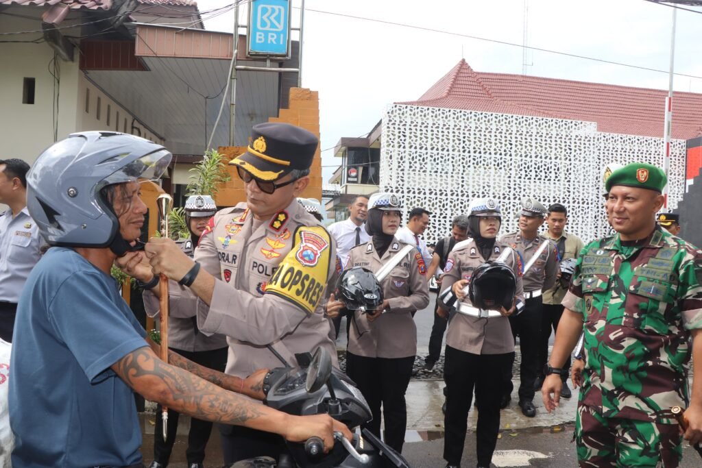 Operasi Keselamatan Semeru, Polres Trenggalek Bagi-bagi Helm Gratis