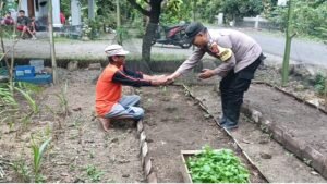 Bhabinkamtibmas Gondang Bagikan 930 Bibit Tanaman untuk Dukung Ketahanan Pangan
