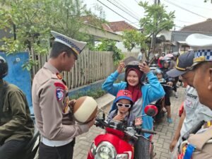 Operasi Keselamatan Semeru 2025, Polres Kediri Kota Tindak Pelanggar dan Bagikan Helm Secara Gratis