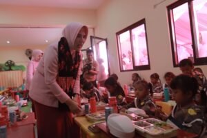 YKB Jatim Berbagi Makanan Bergizi di TK Kemala Bhayangkari 45 Kalipang Blitar