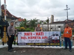 Operasi Keselamatan Semeru 2025 Polres Jember Pasang Banner Peringatan di Perlintasan KA