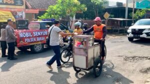 Operasional Perdana “Mobil Senyum” Polsek Gurah Berbagi Nasi.Kapolsek: Syarate Kudu Guyu!