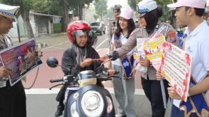 Manisnya Kasih Sayang di Jalan Raya: Satlantas Polres Kediri Kota Bagikan Cokelat dan Bunga di Hari Valentine
