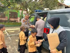 Polres Nganjuk Bagikan Makan Siang Bergizi Gratis di SDN 3 Berbek