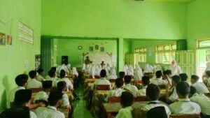 Polres Kediri Gelar Penyuluhan Stop Bullying dan Bahaya Narkoba di MTS Maarif Pare