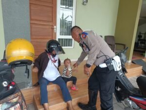 Operasi Keselamatan Semeru, Anggota Satlantas Polres Kediri Kota Beri Pertolongan Ibu Hamil Tua