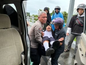 Aksi Simpatik Humas Polres Kediri Kota Bantu Korban Kecelakaan Lalu Lintas di Jembatan Brawijaya