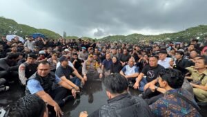 Momen Kapolresta Malang Kota Basah Kuyup, Duduk Bersila Ngobrol Bareng Mahasiswa Saat Suarakan Aspirasi