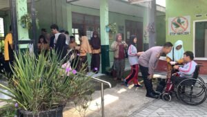 Mobil Senyum Polsek Gurah,Ajarkan Peduli Terhadap Sesama