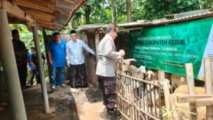 Polsek Wates Dampingi Penyerahan Ternak Kambing untuk Penggali Kubur di Desa Joho