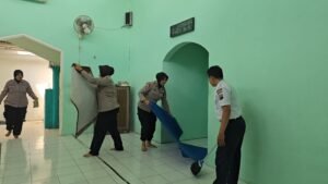Sambut Ramdhan,Polres Kediri Gelar Bakti Religi Bersihkan Tempat Ibadah
