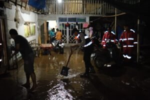 Respon Cepat Polres Kediri Tangani Banjir Di Pranggang Plosoklaten